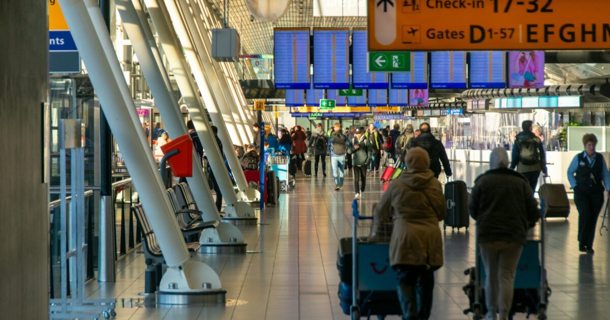 Lange rijen bij Transavia op Schiphol zorgen voor gemiste vluchten: wat betekent dit voor jou?